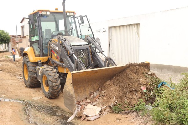 Gestão Municipal de Soledade realiza Ação Integrada para reconstrução e limpeza de vias públicas do município